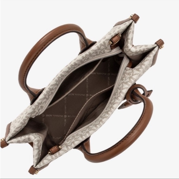 New Michael Kors Mirella Small Crossbody Tote
Bag Vanilla - Picture 6 of 9